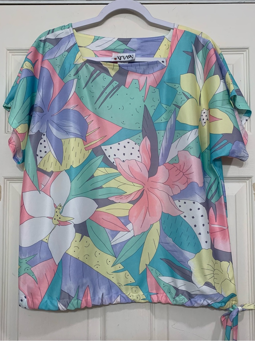 Vintage Botanical Tropical Floral Print Short Sleeve Size 14 Blouse.       3972C
